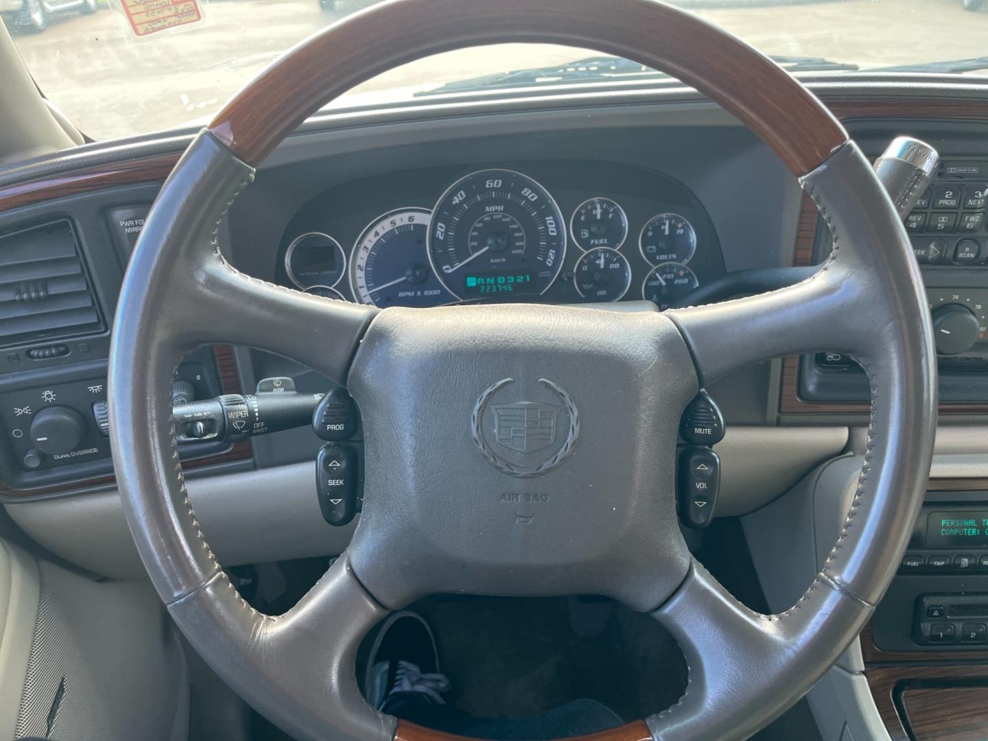 2002 white /TAN Cadillac Escalade 2WD (1GYEC63T62R) with an 5.3L V8 OHV 16V engine, 4-Speed Automatic Overdrive transmission, located at 14700 Tomball Parkway 249, Houston, TX, 77086, (281) 444-2200, 29.928619, -95.504074 - Photo#15